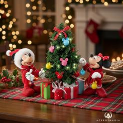 La Navidad más clásica de Disney se convierte en una escena cálida y luminosa con Mickey y Minnie decorando el árbol, una pieza de colección de Possible Dreams by D56 (Department 56) 