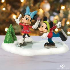 ¡Mickey y Minnie se deslizan sobre el hielo con Mickey & Minnie Ice Skating! Este adorable accesorio de resina, fabricado y pintado a mano por los expertos artesanos de Department 56