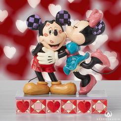 Celebra el amor eterno con la figura "Mickey & Minnie Love", una dulce creación de Jim Shore para la colección Disney Traditions. Esta encantadora pieza muestra a Mickey y Minnie Mouse en un tierno abrazo