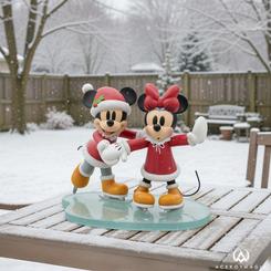 La magia del invierno llega en forma de escena entrañable con la figura Mickey y Minnie patinando, una pieza decorativa que captura al instante la complicidad del dúo más icónico de Disney.