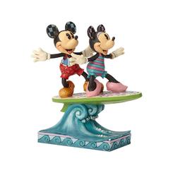 Déjate llevar por la alegría y la diversión con la cautivadora figura Mickey & Minnie Surfeando. Esta maravillosa pieza esculpida en resina y meticulosamente pintada a mano te transportará a un mundo de magia y aventuras.