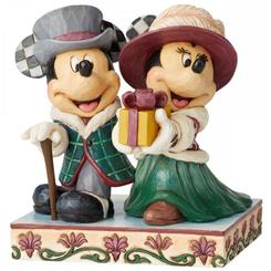 Figura de Mickey y Minnie listos para celebrar la Navidad vestidos con trajes victorianos. Diseñado por el galardonado artista y escultor Jim Shore para la colección Disney Traditions.