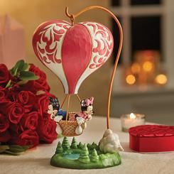 Impulsado por el amor, este globo aerostático en forma de corazón crea una escena romántica para Mickey y Minnie Mouse. Compartiendo una pequeña canasta sobre un lago tranquilo