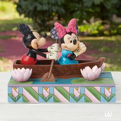 El romance navega con la luz de "Row-mance is in the Air", una encantadora figura de Disney Traditions creada por Jim Shore. Mickey y Minnie Mouse se embarcan en una dulce travesía en bote