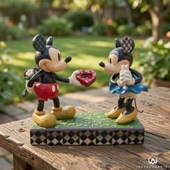 Un corazón rojo entre dos miradas basta para reconocer una historia entera. La figura Disney Traditions Mickey y Minnie Love Vintage captura el lado más romántico de la pareja Disney con una escena clásica, colorida y llena de encanto nostálgico.