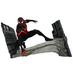 Agilidad urbana capturada en pleno salto. La figura Miles Morales – Marvel Comic Gallery (18 cm) presenta una pose dinámica sobre un diorama con pared fracturada y farola, un encuadre que transmite movimiento incluso en reposo. 