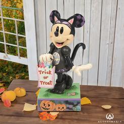 ¡Prepárate para embrujarte con la magia de Halloween gracias a la colección Disney Traditions de Jim Shore! En esta festividad espeluznante, Minnie Mouse se roba el espectáculo con un disfraz encantador.