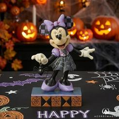 Un estilo juguetón y exquisitamente detallado da vida a esta figura Minnie in Spider Dress, una creación en resina del artista Jim Shore que destaca por su encanto artesanal y su estética festiva. 