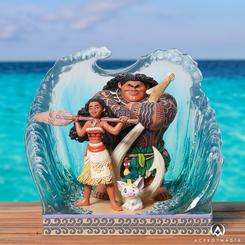 ¡Déjate cautivar por la emoción de la aventura épica de Moana con esta impresionante estatuilla de Jim Shore Disney! Enmarcado dentro del estallido de una gran ola, Moana y Maui adoptan una pose poderosa, 