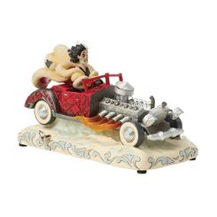 Cruella de Vil irrumpe en tu vitrina con esta espectacular pieza musical de Jim Shore: ataviada con su icónico abrigo y melena al viento, la villana avanza a toda marcha en su automóvil rojo, cubierto de rosemaling y patchwork