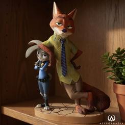 La figura Nick Wilde y Judy Hopps Zootrópolis tiene esa presencia inmediata de las piezas que cuentan una historia antes de mirar la ficha. La pose conjunta, entre complicidad y carácter, convierte la escena en un pequeño fragmento de cine animado