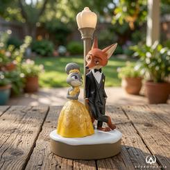 Una farola encendida, dos miradas cruzadas y toda una ciudad imaginaria detrás. La figura luminosa Disney Showcase Nick y Judy convierte la complicidad de Zootrópolis en una escena vertical, elegante y con mucha presencia para cualquier colección Disney.
