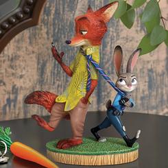 La complicidad entre un astuto zorro y una incansable conejita cobra vida en esta figura de resina de 20 cm que celebra la décima conmemoración de Zootopia. Nick Wilde, con su clásica camisa verde estampada