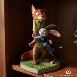 La figura Nick y Judy Zootrópolis San Valentín concentra ternura, humor y una escena reconocible en apenas un vistazo. Nick, rígido por la sorpresa, y Judy abrazada a él convierten esta figura coleccionable de Zootrópolis