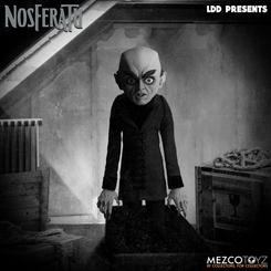 Desde las sombras del cine mudo emerge una figura que definió el terror para generaciones: el conde Orlok, también conocido como Nosferatu. Esta figura articulada de 25,5 cm rinde homenaje a la icónica película de 1922
