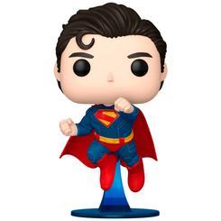La imponente figura POP! Heroes de Superman de DC Comics mide 25 cm de altura, 13 cm de ancho y 8 cm de fondo; su vinilo de alta calidad reproduce al detalle el traje azul con capa roja ondeante y el escudo “S” 