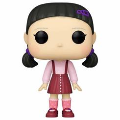 Mirada inquietante en formato de bolsillo. Este Funko POP! – Young-Hee (El Juego del Calamar) captura a la muñeca del juego con su vestido rojo, camisa rosa y coletas con lazos morados, en vinilo de acabado nítido 