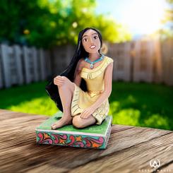 La magia de Pocahontas cobra vida en esta exquisita creación de Jim Shore, diseñada para conmemorar el 30º aniversario de la icónica película. Los vibrantes patrones que adornan el cabello 