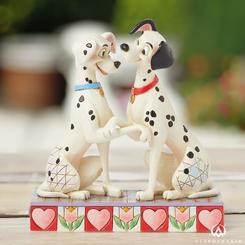 "101 Ways to Love You" es una encantadora figura que captura a los adorables Pongo y Perdita de 101 Dálmatas en un momento de puro amor. Esta pieza, parte de la colección Disney Traditions de Jim Shore