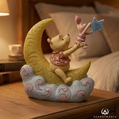 La figura Winnie the Pooh y Piglet luna LED parece guardar una noche tranquila dentro de una escena diminuta. La luna amarilla, la nube suave y la estrella en manos de Piglet convierten sus 18 cm de altura en una pieza cálida, visual