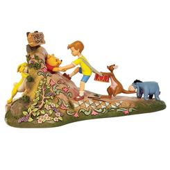 Jim Shore rinde homenaje a la entrañable amistad de Winnie the Pooh y sus amigos del Bosque de los Cien Acres con esta detallada figura de 14 cm. Christopher Robin, Kanga y Eeyore tiran con cariño de la mano de Pooh