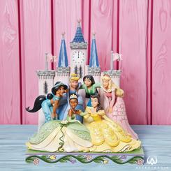 ¡Sueña con un mundo de princesas y aventuras con esta impresionante figura de Jim Shore! Las princesas Disney se reúnen en este castillo de Jim Shore, cada una hermosa y valiente