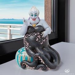 La figura "Queen of the Deep" de la colección Disney Traditions de Jim Shore captura a la icónica villana Ursula, la bruja del mar, en todo su esplendor. Inspirada en la clásica película de Disney "La Sirenita"