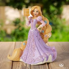 ¡La princesa Rapunzel brilla con una radiante sonrisa y su característico cabello dorado en esta maravillosa figura de la colección Enchanted Master Piece! Diseñada por el artista premiado Jim Shore