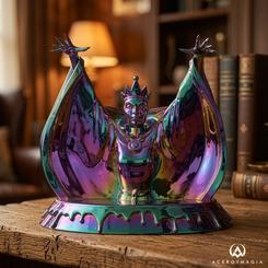 Hay figuras que decoran, y otras que dominan el espacio con solo mirarlas. Esta figura Reina Malvada Disney Showcase impone desde el primer instante gracias a su silueta majestuosa, su gesto ceremonial y un acabado que convierte al personaje