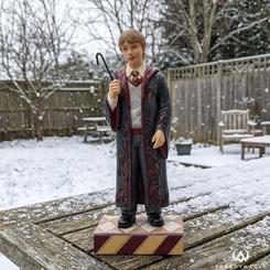 La figura Ron’s Broken Wand creada por Jim Shore destaca por su encanto narrativo y por la forma en que captura uno de los momentos más carismáticos del personaje, ofreciendo una pieza artesanal que combina detalle