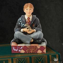 Esta encantadora figura de Jim Shore muestra a Ron Weasley sentado en el suelo, luciendo sus túnicas de Gryffindor mientras sostiene a Scabbers, el travieso ratón, en sus manos.