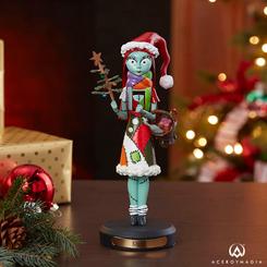 ¡Acompaña a Sally en su descubrimiento de la Navidad con el Cascanueces de Sally de The Nightmare Before Christmas! Este Cascanueces de 25.4 cm., presenta a Sally, la muñeca de trapo hecha de retazos