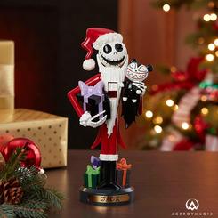 ¡Lleva la magia oscura y festiva de The Nightmare Before Christmas a tu hogar con el Nutcracker de Jack Skellington con Vampire! Este nutcracker de 25.4 cm, creado por Kurt Adler, presenta a Jack Skellington en su icónico disfraz de "Sandy Claws"