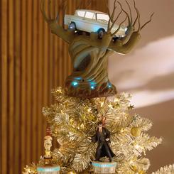 Añade un toque mágico a tu árbol de Navidad con este impresionante adorno inspirado en el universo de Harry Potter. La cima del árbol cobra vida con la figura del Ford Anglia volador atrapado en las ramas del árbol Sauce Boxeador.