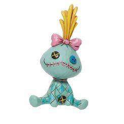 ¡Lilo ama las cosas originales! Stitch no es una mascota típica para niños, ni tampoco es el juguete favorito de Lilo. Con botones como ojos, Lilo hizo a Scrump ella misma y a menudo le da cirugía cuando se desgarra. Lleva a casa tu propia figura de Scrum
