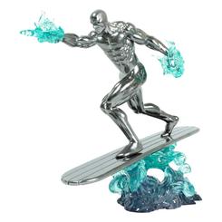 La estatua PVC Silver Surfer de la colección Marvel Comic Gallery cobra vida en tus manos con sus 25?cm de altura, plasmando la elegancia cósmica de Norrin Radd surcando el espacio sideral sobre su tabla. 