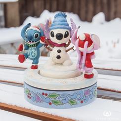 ¡Celebra las Navidades con esta divertida y encantadora creación de Jim Shore! Presentando a los personajes de Lilo & Stitch, Stitch y Ángel, esta figura cuenta con un movimiento que hace que los personajes giren alrededor de un muñeco de nieve
