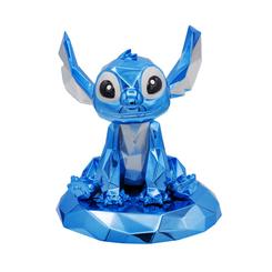 La pieza de colección Stitch Blue Chrome presenta a Stitch con un brillante acabado cromado azul y líneas facetadas. Creada por Richard Orlinski para Disney, esta pieza de colección de Stitch combina el personaje con una estética contemporánea.