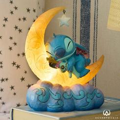 Acurrucado con su peluche Scrump, el adorable Stitch de Disney está listo para adentrarse en el mundo de los sueños en la figura "Sweet Dreams". Dormido sobre una luna creciente que se ilumina, 