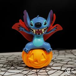 Celebra la magia de Halloween con Stitch Holidays, una encantadora figura de colección donde Stitch se viste de vampiro, luciendo una capa oscura y mostrando sus colmillos alienígenas en una pose aterradoramente adorable. 