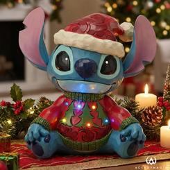 El espíritu más travieso y luminoso de la Navidad se expresa en una figura que no pasa desapercibida y que conecta de inmediato con la emoción de las fiestas. Esta figura Stitch Navidad combina humor