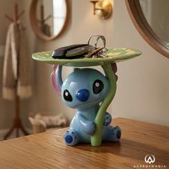 Stitch se esconde bajo una hoja verde como si hubiera convertido un rincón tropical en su pequeño refugio personal. La figura Stitch cerámica Disney Showcase destaca por esa mezcla de travesura y dulzura que hace tan reconocible al personaje de Stitch