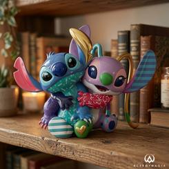 Dos criaturas traviesas se transforman en una escena de pura complicidad en esta figura Stitch y Angel Love Disney Britto de 17 cm. La pieza lleva el universo de Lilo & Stitch al terreno del pop art