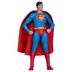 Figura Superman Deluxe Theatrical Edition 19cm. Hay piezas que no se limitan a ocupar una balda: imponen presencia desde el primer vistazo y convierten cualquier rincón en una escena reconocible del cine de superhéroes.