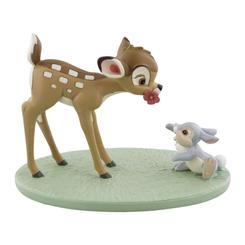Un instante eterno de amistad llega a tu vitrina: la Figura Tambor & Bambi Disney captura la ternura del bosque con un acabado suave y colores fieles al clásico de animación. 