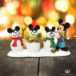 ¡Mickey y sus muñecos de nieve te traen la magia navideña con The Three Mouseketeers de Disney Village! Este accesorio de resina pintado a mano captura a Mickey en su estilo clásico, con un gorro de rayas