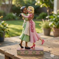 La alegría parece quedarse suspendida en pleno abrazo con esta figura Disney Traditions Tiana y Lottie. La escena reúne a Tiana y Charlotte, conocida como Lottie, en una composición llena de movimiento, color y complicidad
