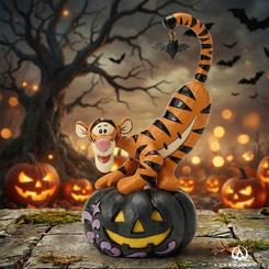 Una explosión de energía y encanto llega con esta figura Tigger on Jack-o-Lantern with Bat, una creación en resina del prestigioso artista Jim Shore que destaca por su estilo artesanal y su vibrante personalidad. 