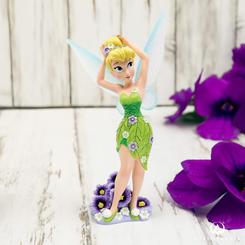 ¡Sumérgete en la magia de la naturaleza con la Figura Tinkerbell Botánica! Campanilla se une a la colección Disney Showcase Florale con esta encantadora figurina inspirada en las flores
