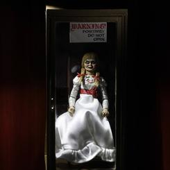 Adéntrate en el oscuro y terrorífico universo de The Conjuring con la figura de acción definitiva de Annabelle (Annabelle 3), que mide 15 cm. NECA amplía su colección de horror con esta impresionante figura